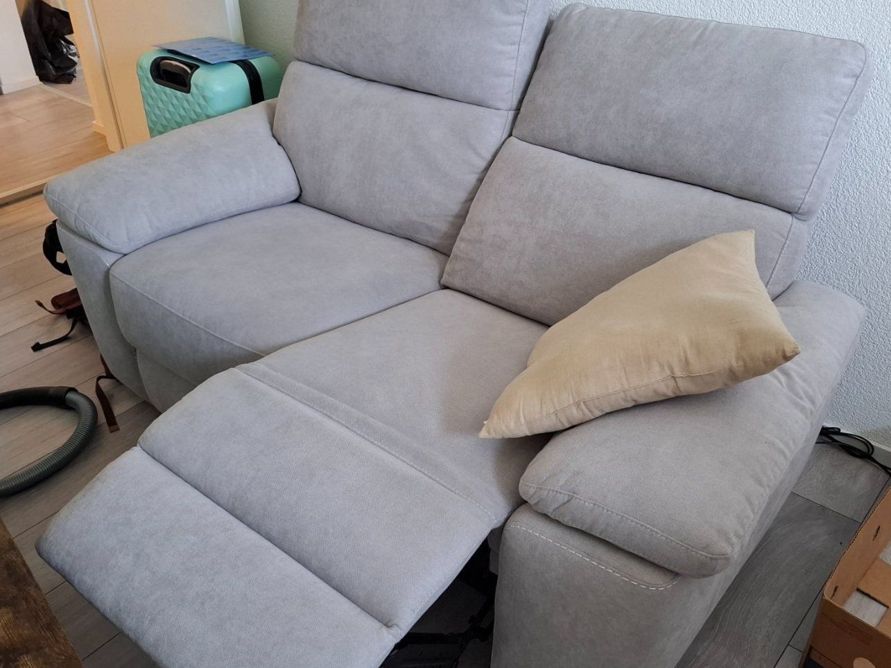 Divani: Gemütliches 2er Sofa mit Relaxfunktion, hellgrau, Top! – Usato da Luzern venduto da liv_6n92 6