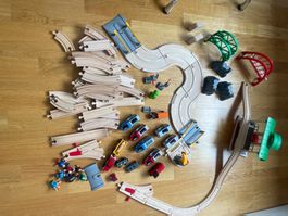 BRIO Holzeisenbahn mit Bahnhof, Brücken, Fahrzeu