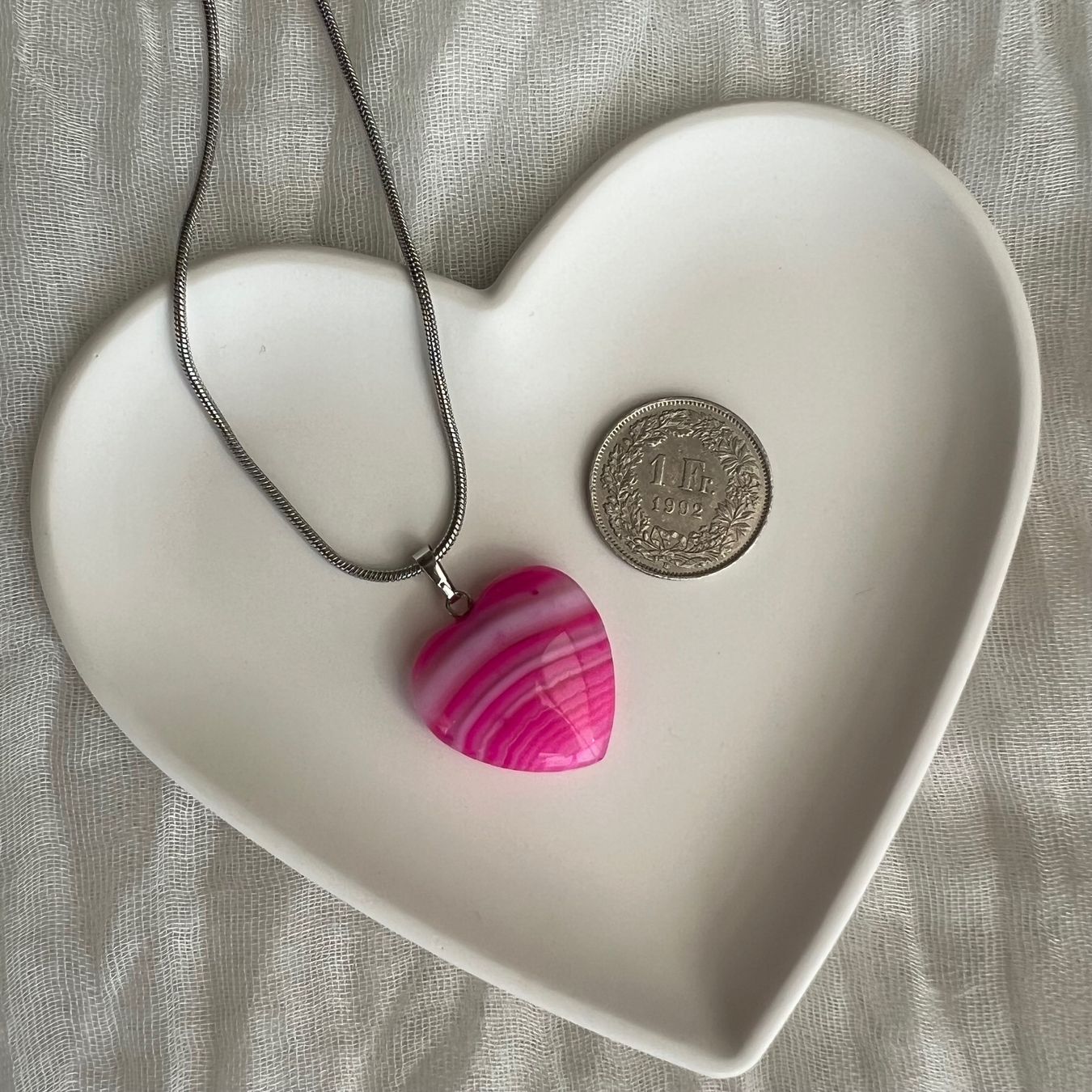 Ciondoli: Gros pendentif coeur en agate rose – Nuovo e nell'imballaggio originale da Pully venduto da sunaddict 2