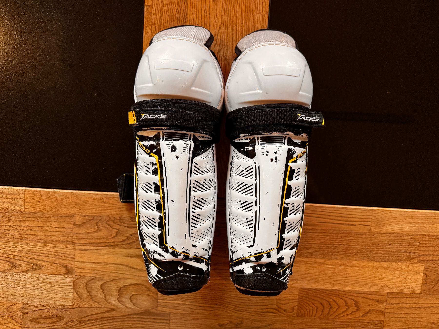 Ccm Protections: CCM Schienbeinschoner Tacks 9060 Grösse M – D'occasion à Worben par Modellfan