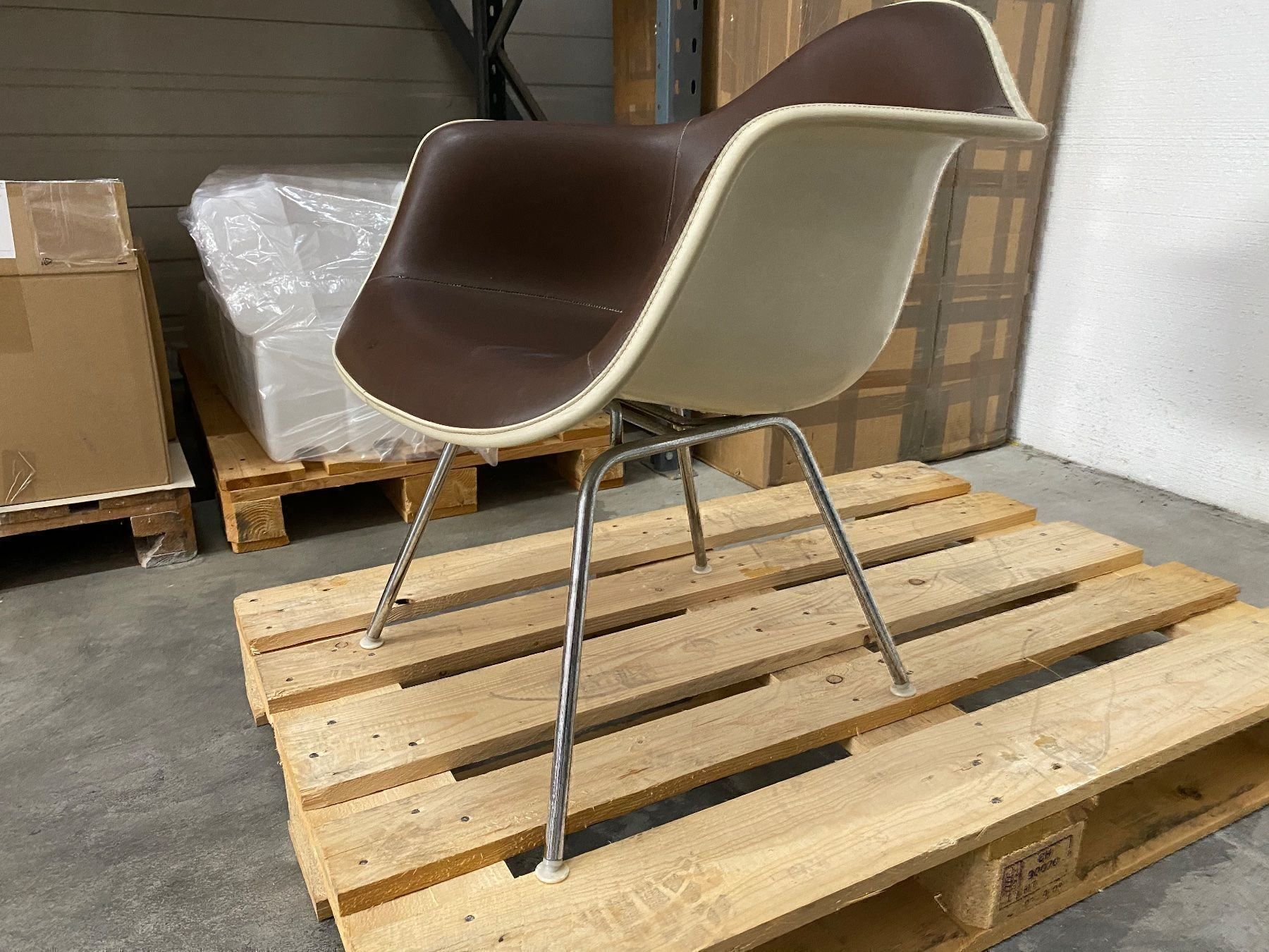 Eames Stühle: Eames Arm-Chair in Parchment / braun – Gebraucht aus Oberentfelden von Swissair72 2