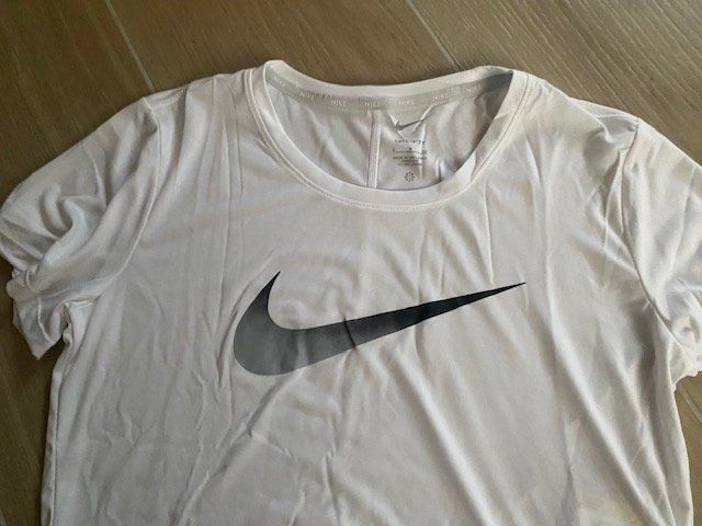 Nike T-Shirts: neues NIKE T-Shirt Gr. S – Neu und originalverpackt aus Staufen von Nasli