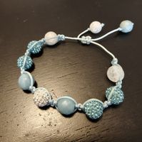 Hübsches, hellblaues Armband mit Zierperlen – Modeschmuck