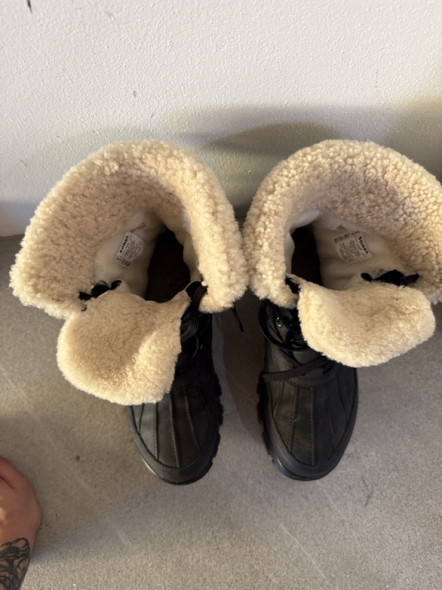 Scarpe da uomo: Schwarze Damen Stiefel mit Lammfellfutter Grösse 40 – Usato da englisberg venduto da rei_mqm2 2