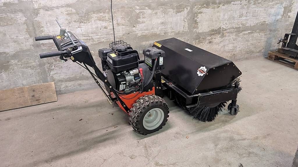 Tutte le macchine: Ariens PB36 HYD BRUSH Kehrmaschine – Usato da Disentis/Mustér venduto da mur_yf9h 3