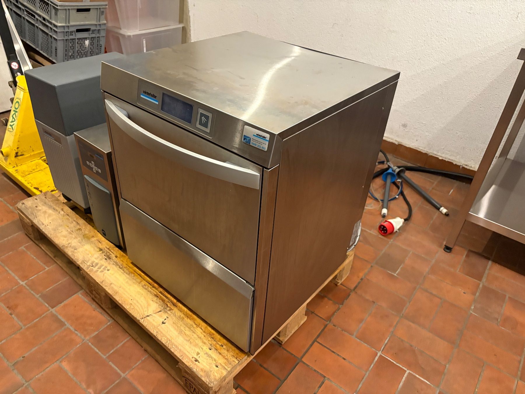Winterhalter Lavastoviglie: Winterhalter UCM Unterbauspülmaschine – Usato da goldau venduto da G.app 2