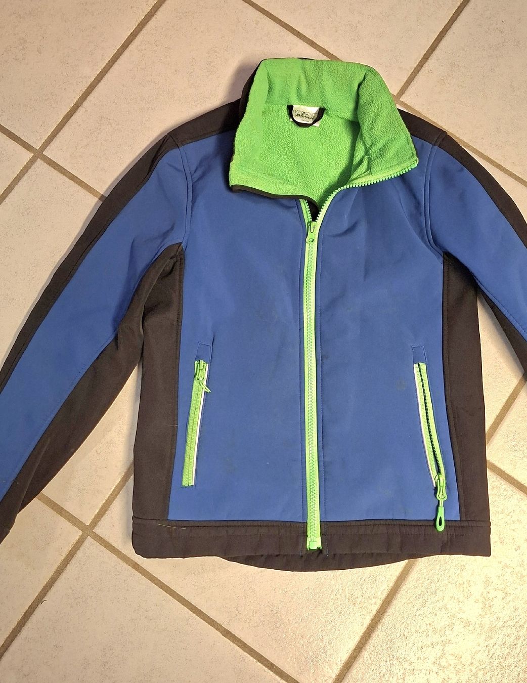 Jacken: Softshelljacke mit Kapuze Gr. 134/140 – Gebraucht aus Safnern von Brionne