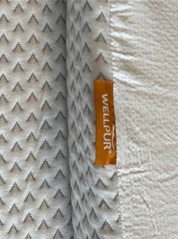 Matelas: 2 sur matelas mémoires de forme – D'occasion à Neyruz FR par Patricia.G.