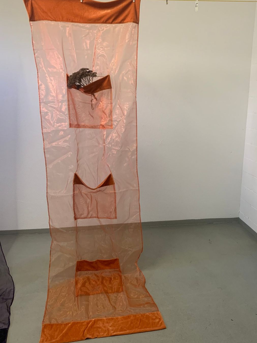 Tende: Voile/Samt Stoff mit 3 Taschen orange – Usato da St. Gallen venduto da Miousch