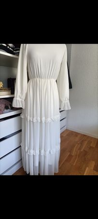 Robe longue blanche à volants, idéale pour l été