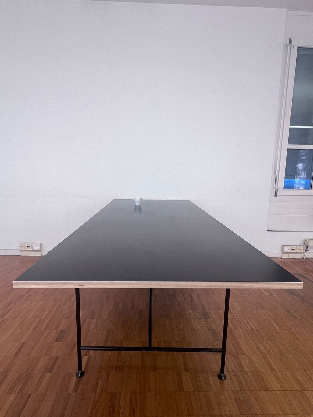 Richard Lampert Bureaux: Tischgestell Eiermann mit Tischplatte aus Sperrholz – D'occasion à Zürich par wme_n5yf 1