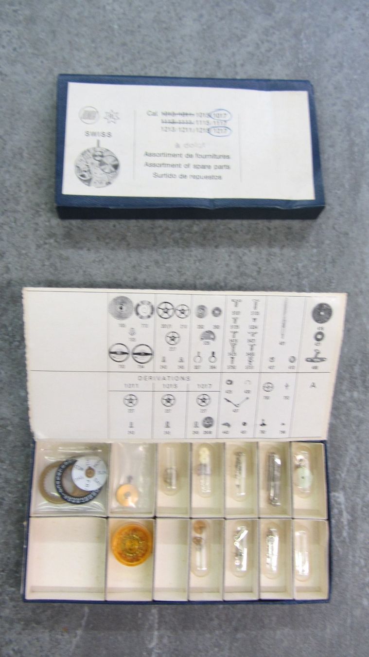 Orologi: Assortiment de fournitures, RL Ersatzteile – Nuovo e nell'imballaggio originale da Hölstein venduto da federhaus