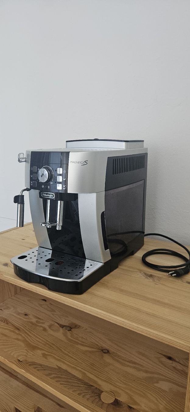 De'Longhi Macchine per caffè & Macchine per espresso: DeLonghi Magnifica S Silber Kaffeevollautomat – Usato da Biel-Benken BL venduto da JanFlu 2
