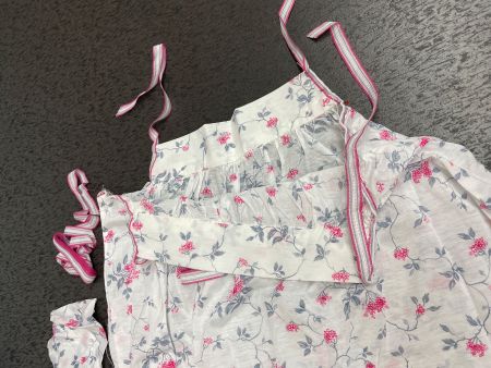 Angefangene Näharbeit Nachthemd / Stoff, unfertig
