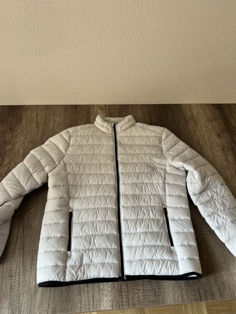 Veste  blanc taille L bon neuf 