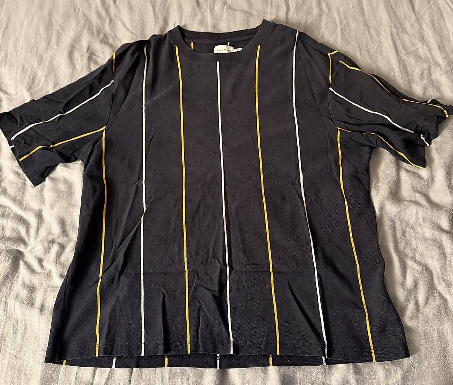 T-shirts: Schwarzes T-Shirt mit Streifen  – D'occasion à Wädenswil par dom_pz5d