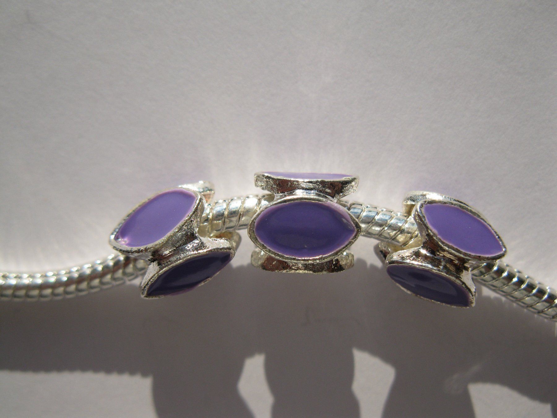 Perle (finte): 2 Grosslochperlen, Beads Blatt, violett emailliert – Nuovo e nell'imballaggio originale da St. Margarethen TG venduto da LuanaKa