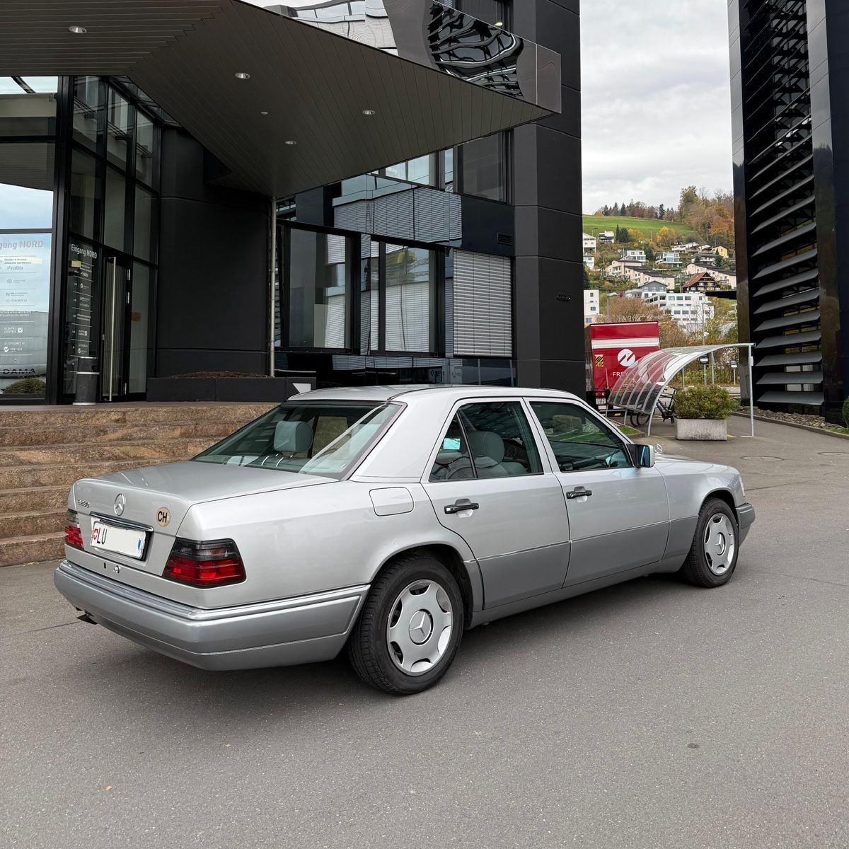 Mercedes-Benz Automobili: Mercedes-Benz E 280 W124 Mopf 2 – Usato da Luzern venduto da Domgjoni_Benz 2