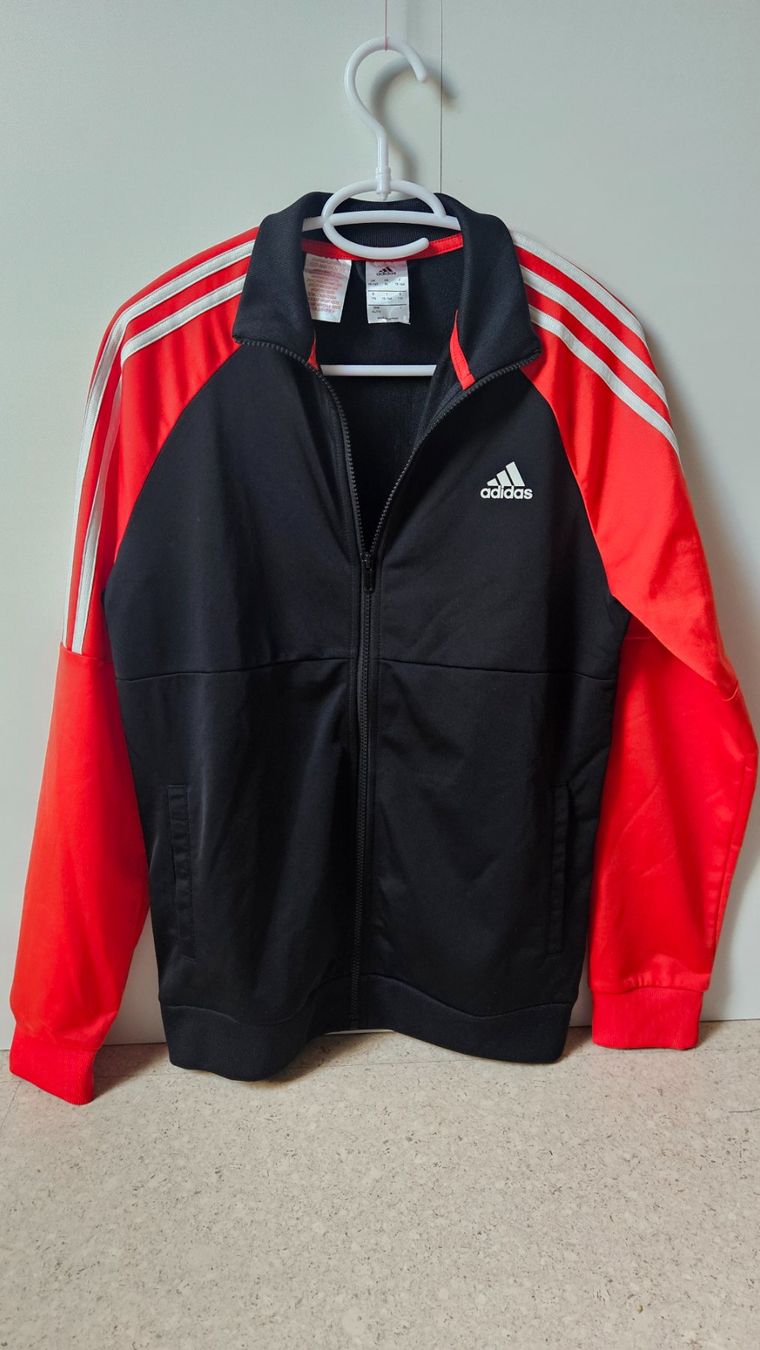 Adidas Giacche: Trainerjacke Adidas – Usato da Münchenbuchsee venduto da Yothu