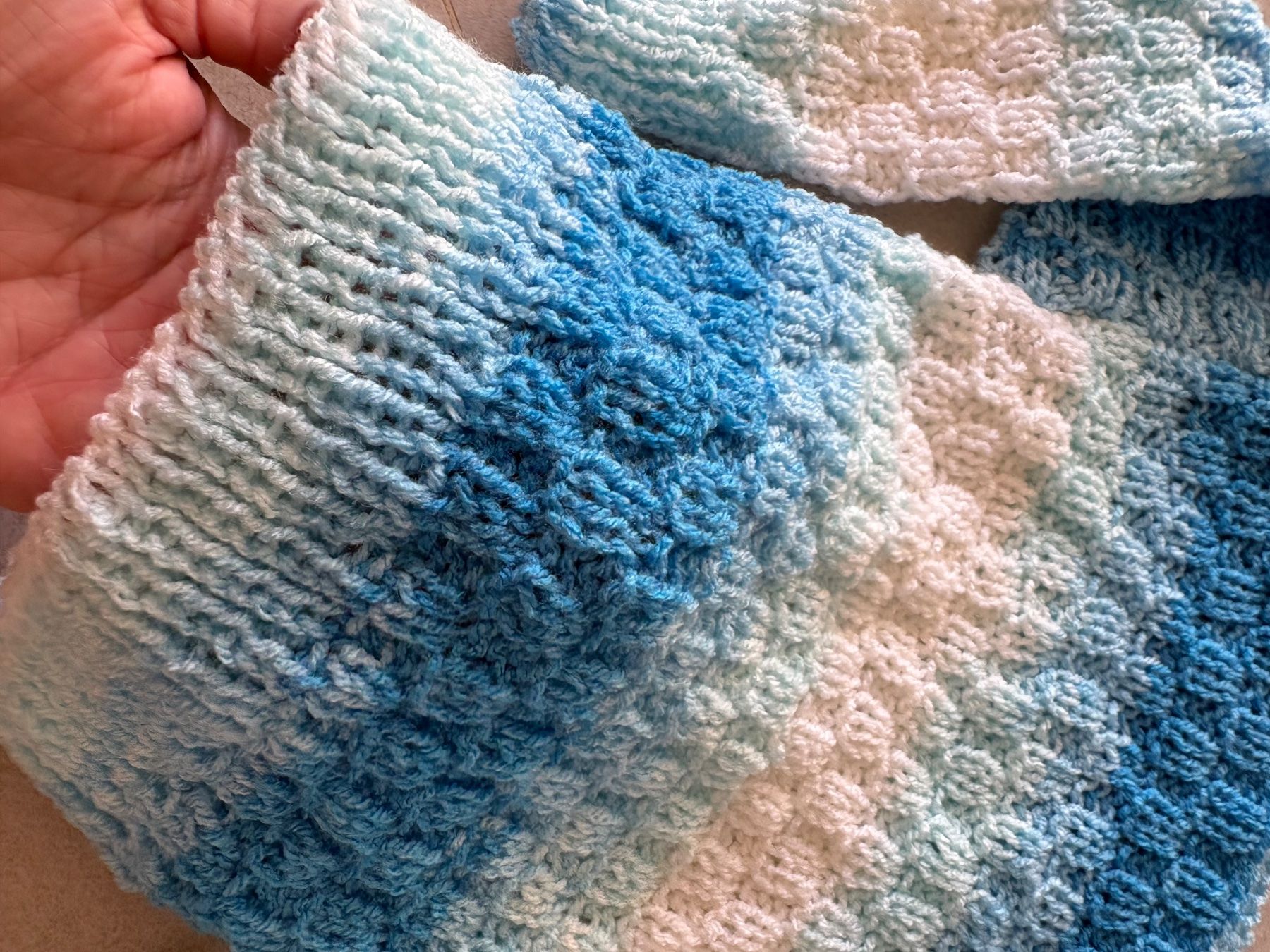 Maglioni & Felpe: Kinder Pullover blau-weis handgestrickt Grösse 80 - 1 Jahr – Nuovo e nell'imballaggio originale da Basel venduto da Tierschutz-Flohmi 2