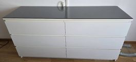 Kommode mit Glasabdeckung
