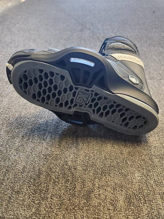 Surfboards & Schwimmbrette: NEUF - Liquid Force Classic 6x Bindings – Gebraucht aus Genève von Fleur-Xuan 1