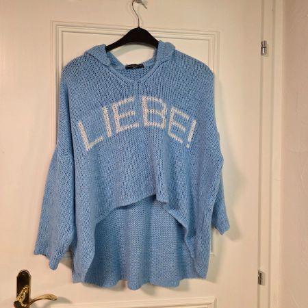 Oversize Pullover „LIEBE“ hellblau – Crop Style