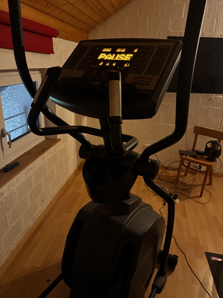 Vélos d'appartement: Crosstrainer Elliptical Trainer Black Good Condition – D'occasion à pfungen par pearceni 1