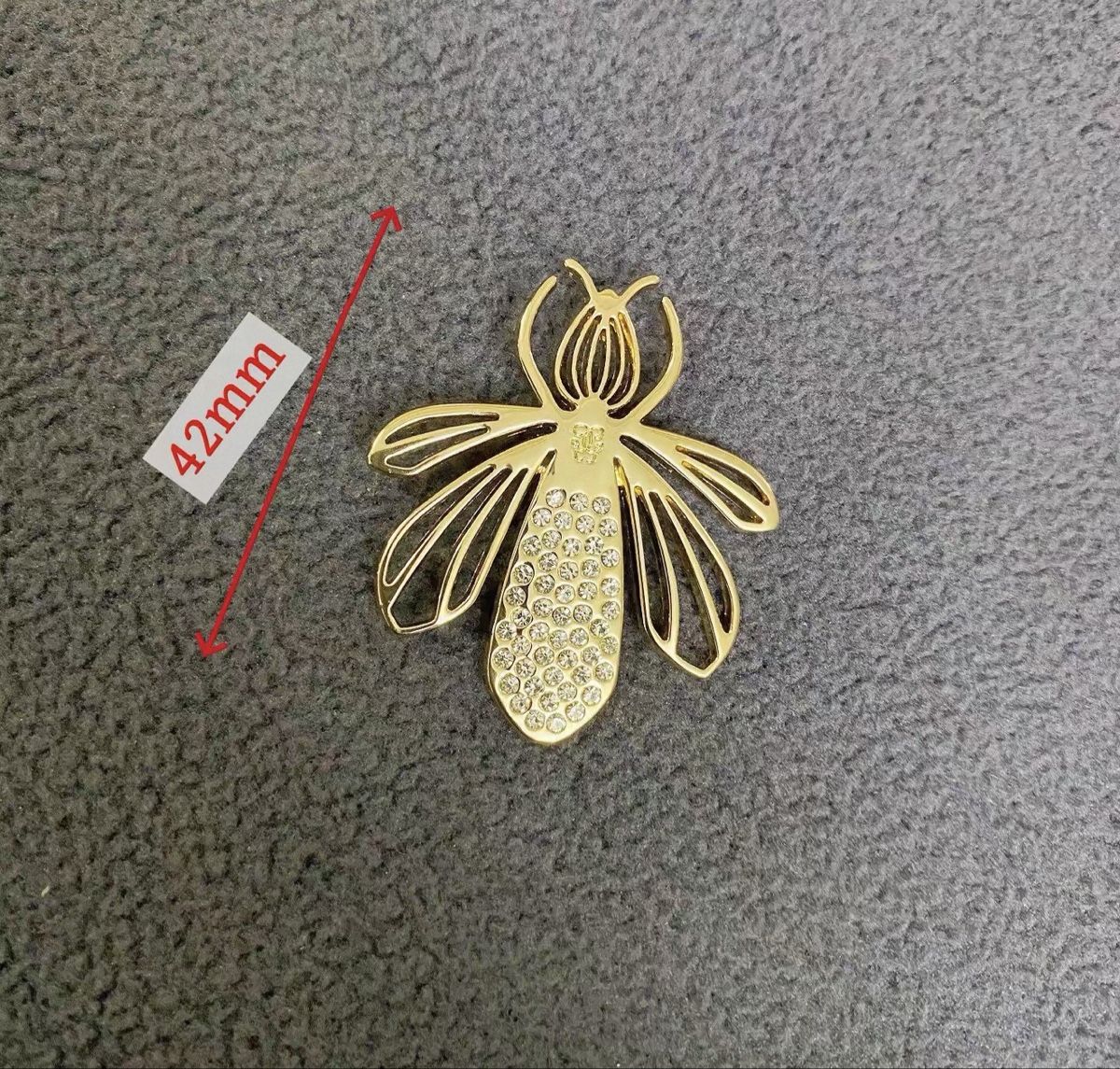 Spille & Fermagli: Guerlain Bee Brooch Pin（Clothing‑shortening) 42mm – Nuovo e nell'imballaggio originale da Chur venduto da Madeys