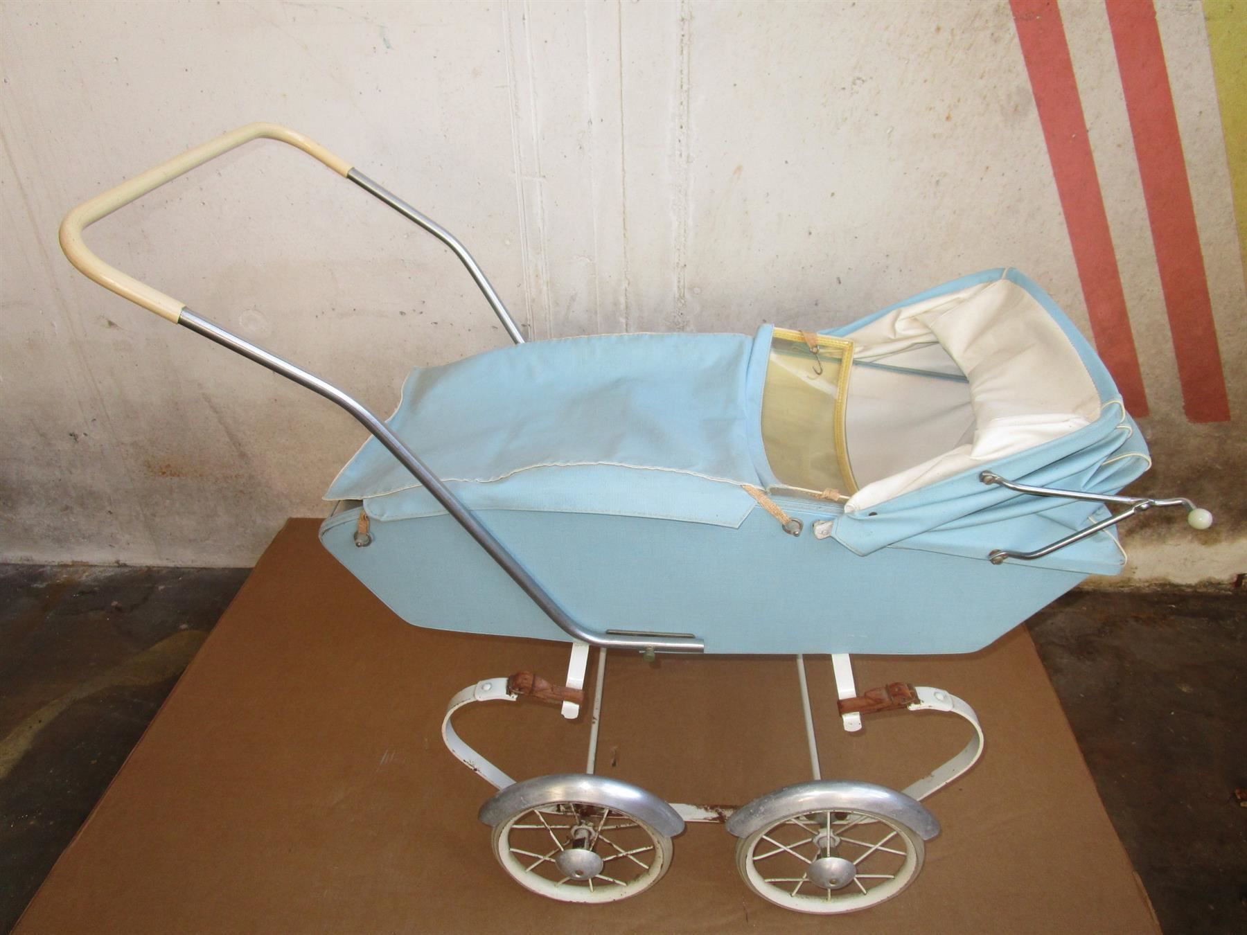 Carrozzine per bambole: Puppenwagen 70er Jahre hellblau – Usato da Eschenbach SG venduto da brocarte 7