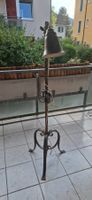 Metall-Stehlampe im Antik-Look