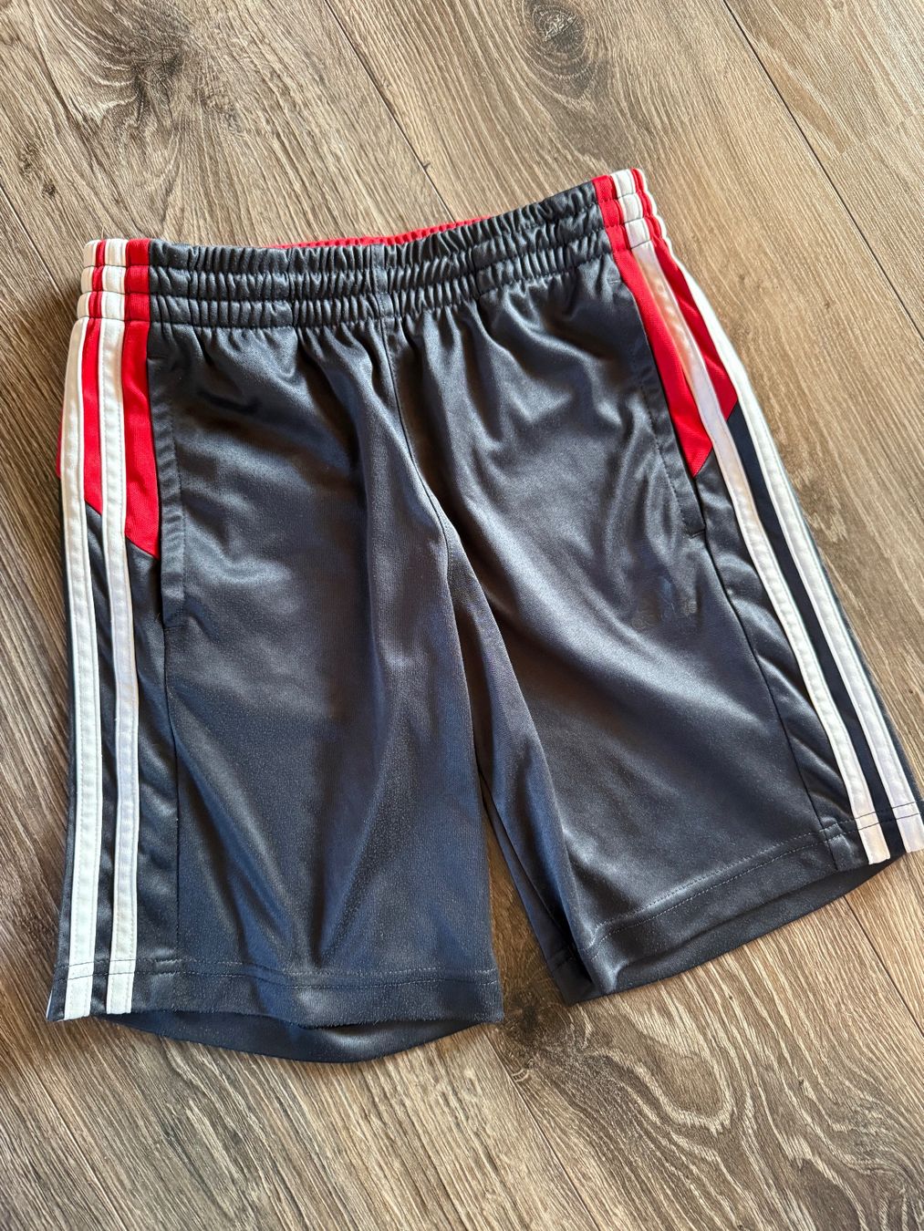Adidas Pantaloni: Short Adidas – Usato da Chermignon-Bas venduto da mioumiou35