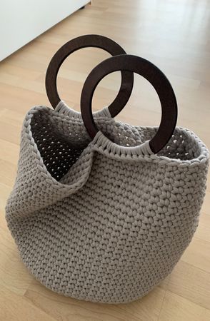 Handtasche in grau/beige
