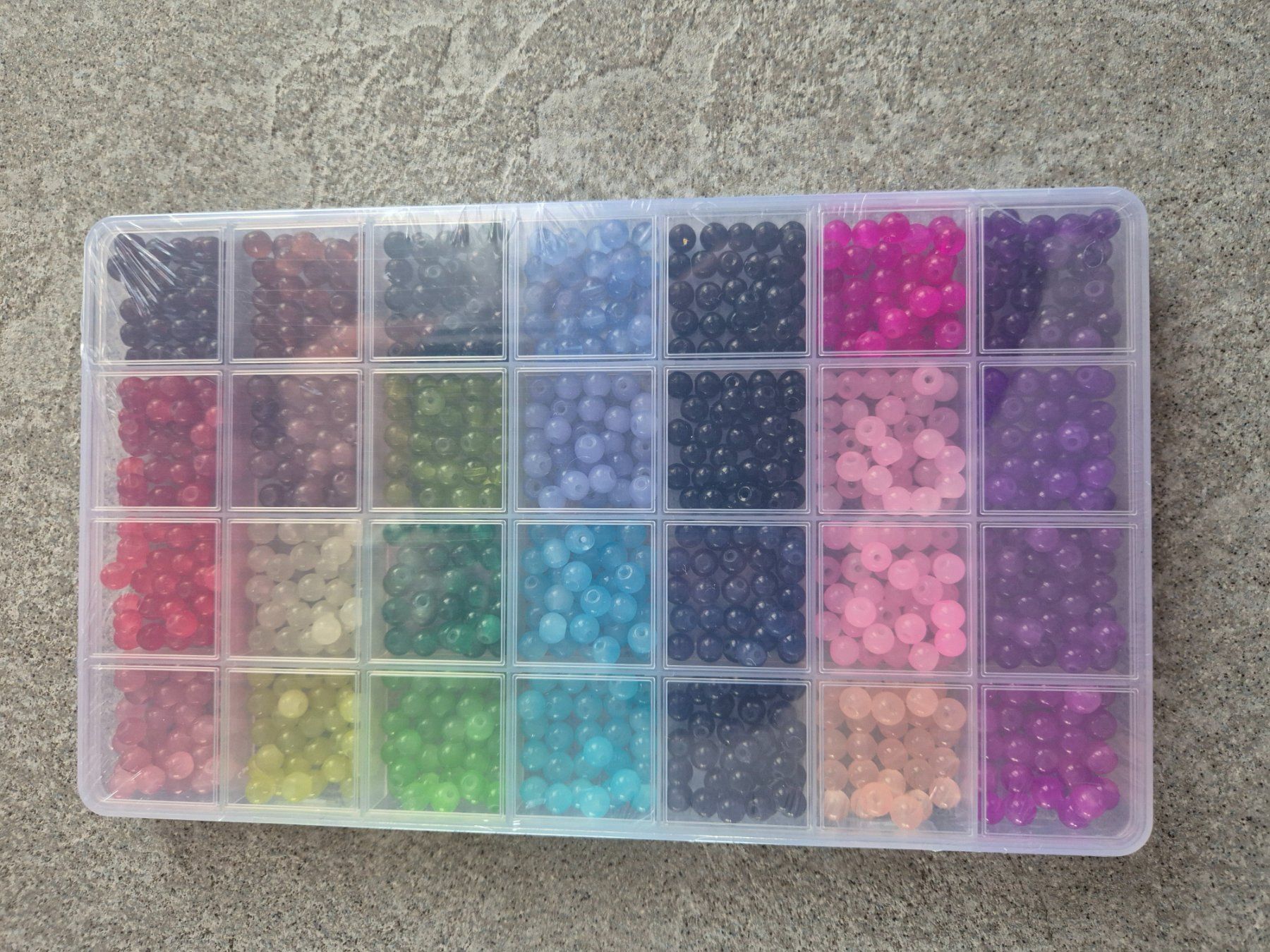 Perlen (unechte): 1 Box mit 28 Farben Glasperlen – Neu (gemäss Beschreibung) aus Läufelfingen von Netti04