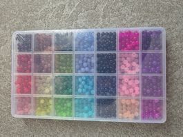 1 Box mit 28 Farben Glasperlen