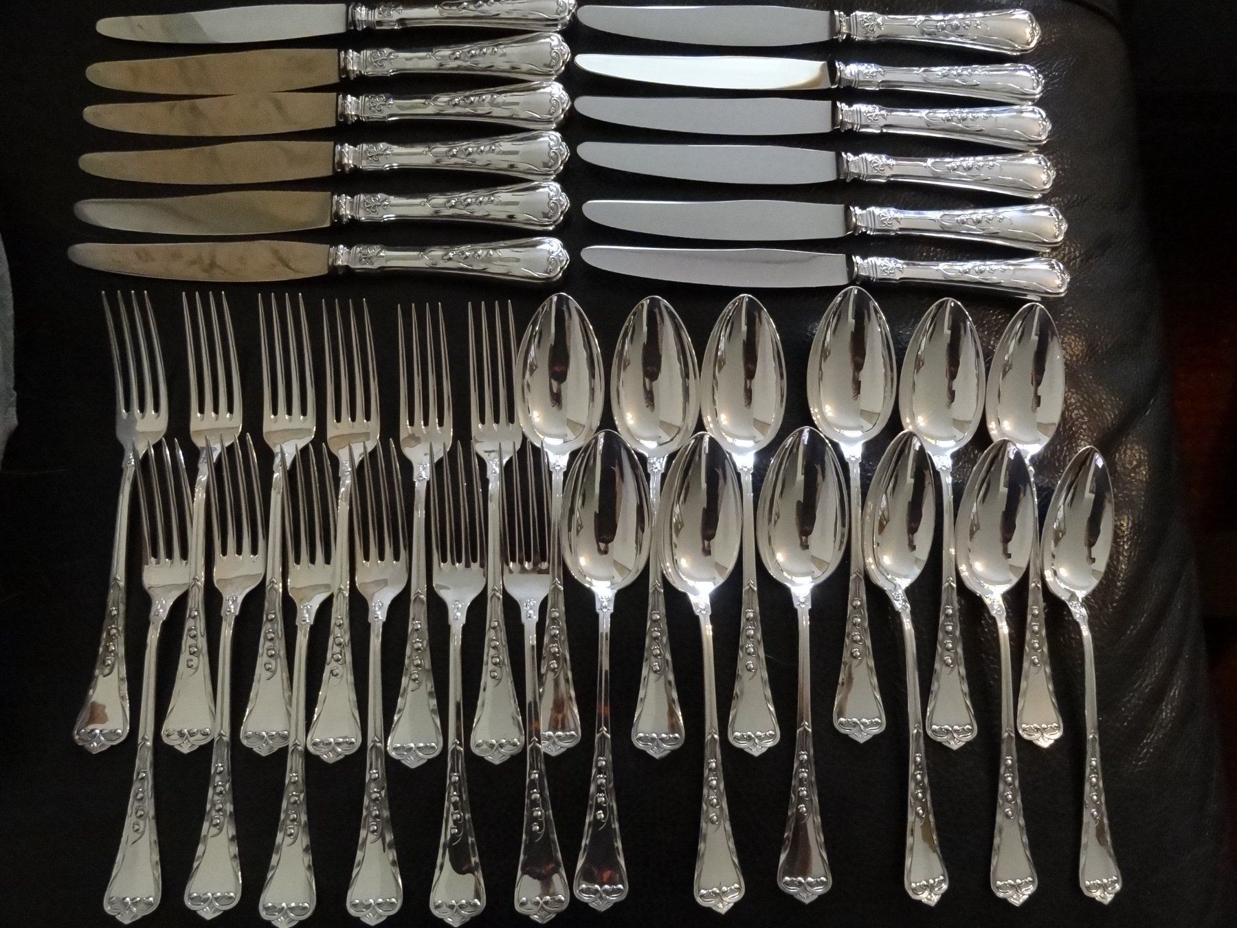 12 Fourchettes à Gâteaux Et 12 Cuillères à Moka Modèle Filet Le Tout En Argent Poids 500 G On Joint