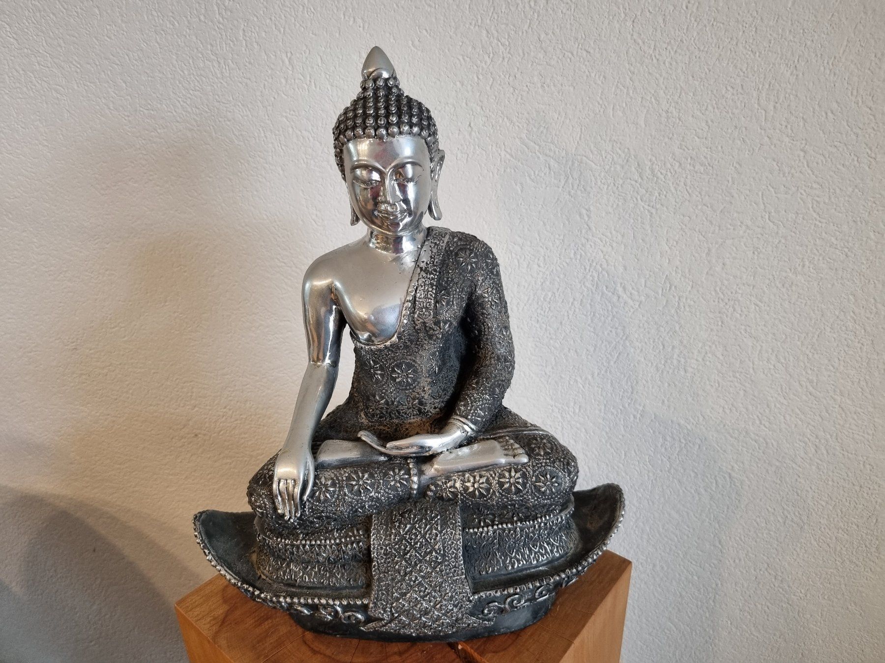 Skulpturen & Statuen: Silberfarbene Buddha-Figur, Meditation sitzend – Neu (gemäss Beschreibung) aus Liestal von Spider_124 1