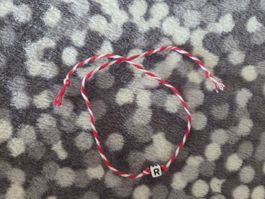 Armband rot-weiss geflochten mit Buchstabe R 