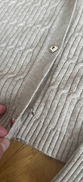 Vestes: ONLY Strickjäckchen mit Herzknöpfen  Grösse M – D'occasion à Chur par Meina_97 1