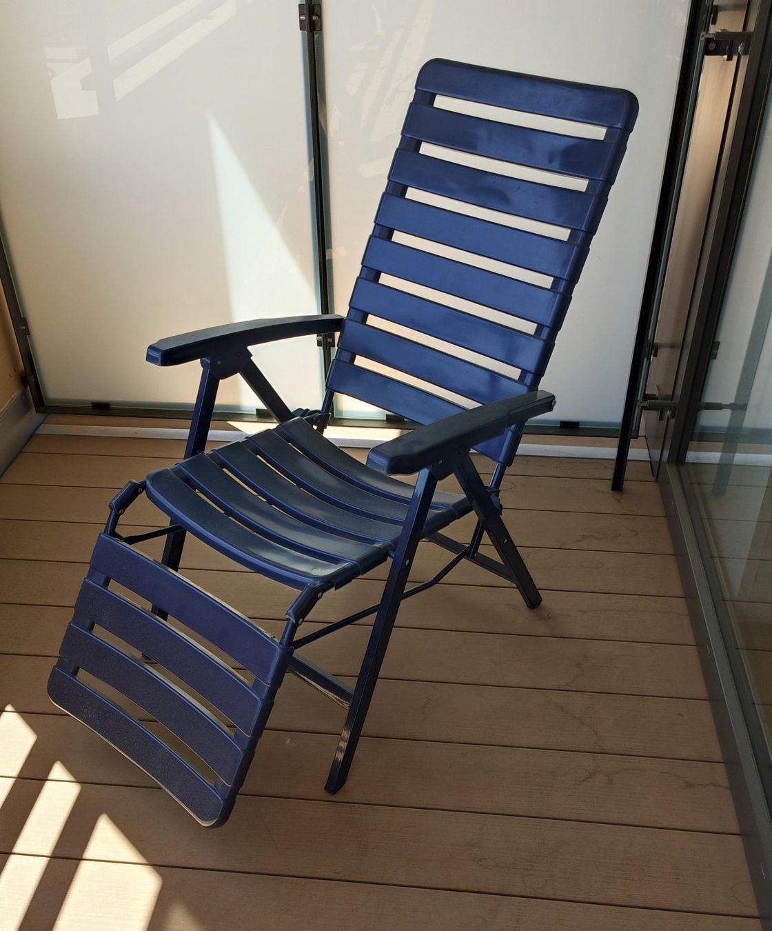 Stühle: Bequemer Garten Klappstuhl in BLAU – Gebraucht aus Allschwil von Swisstoybox