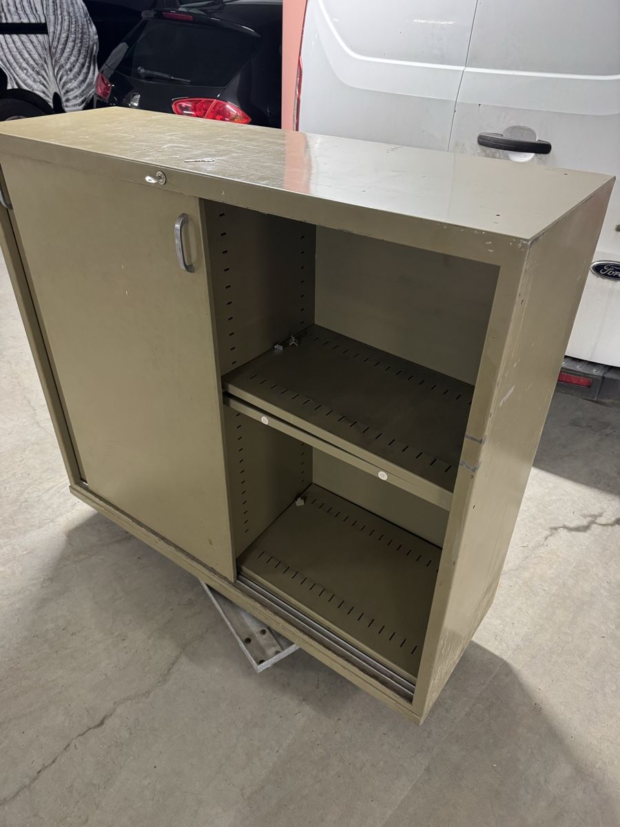Armadi: Metallschrank – Difettoso da Beinwil am See venduto da BR2712 1