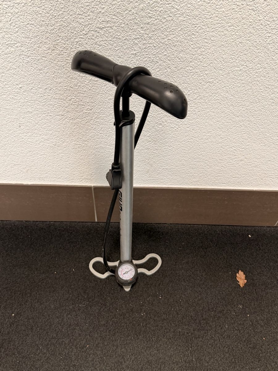 Pumpen: Fahrradpumpe GIYO mit Manometer – Gebraucht aus Zürich von Gadgets2020