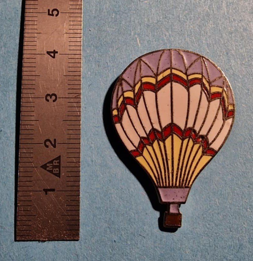 Placchette & Badge: grosser Ballon Pin farbig – Usato da Härkingen venduto da specialshapes