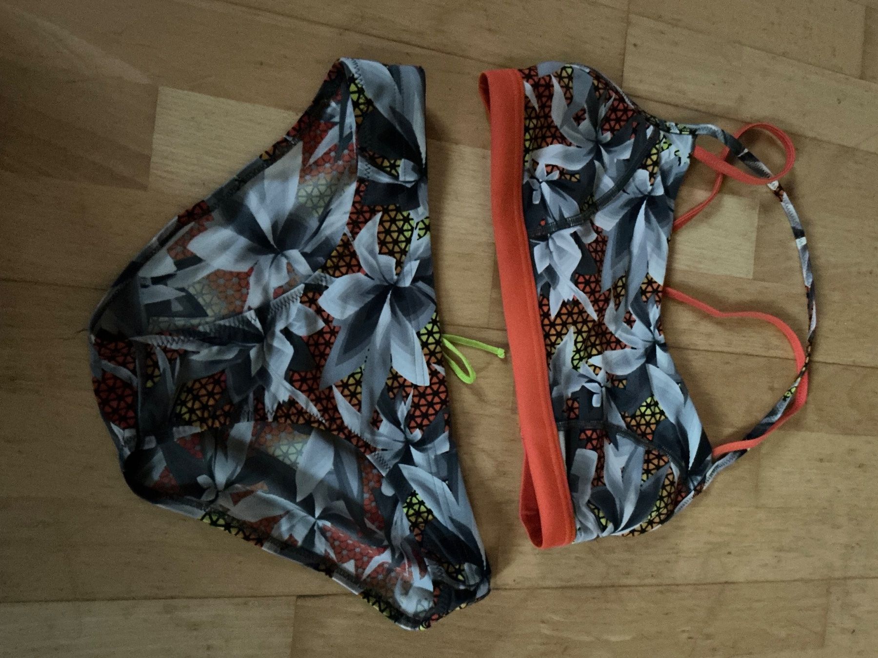 Speedo Badekleider & Bikinis: Speedo Bikini Gr.38/ S Grau weiss orange – Gebraucht aus Bern von Sistakaiman
