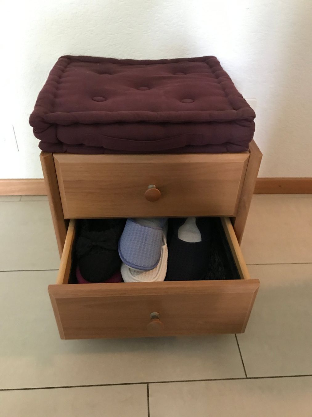 Comodini: Meuble bas à tiroir - table de chevet – Usato da Val d'Illiez venduto da DounCH 1