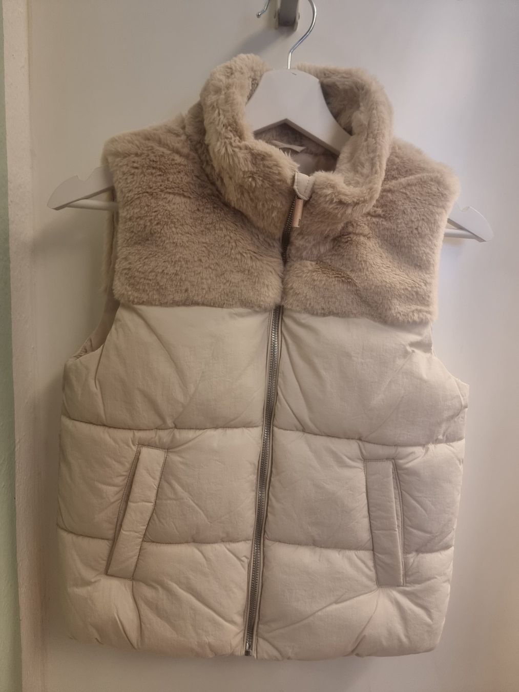 Only Sonstige Mädchenkleider: Weste mit Kunstpelzeinsatz Beige neu – Neu und originalverpackt aus Gunzwil von daryl090496 2