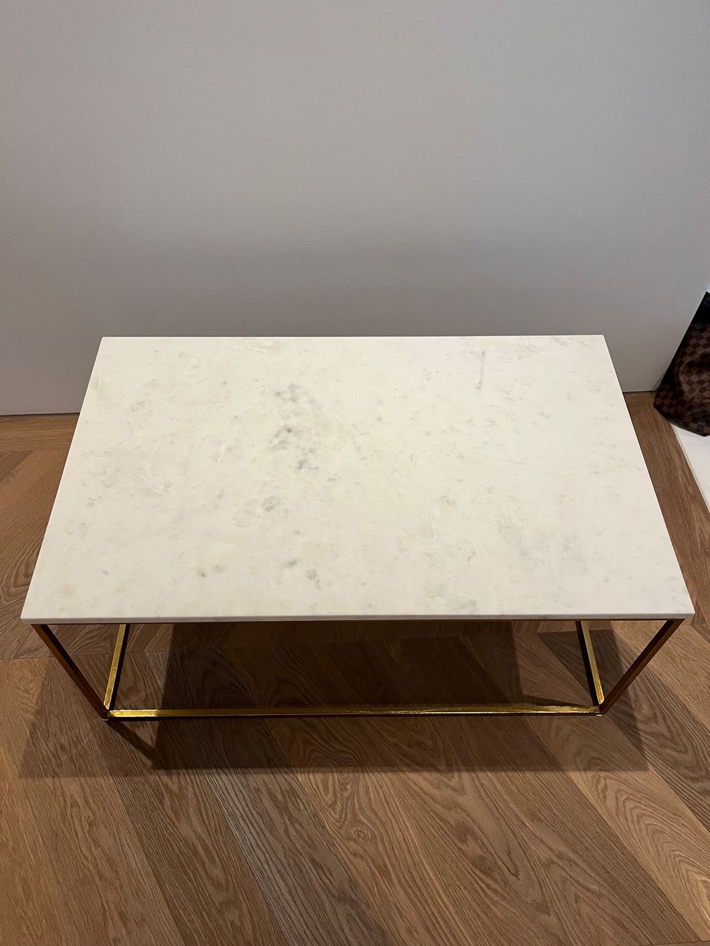 Westwing Tavoli: Schöner Marmor-Couchtisch mit Goldrahmen – Usato da Zug venduto da jes_fj6w 1