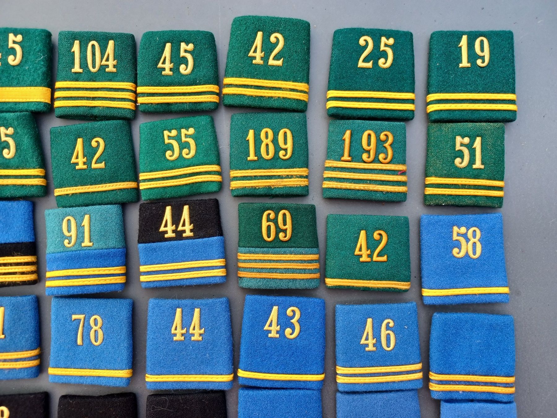 Schweizer Armee Uniformen: 80 Gradabzeichen, Patten, Offiziere, Einzelstücke – Gebraucht aus Horw von Mikesch108 2