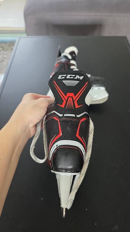 Schlittschuhe: CCM Hockeyschuhe 31 – Gebraucht aus Solothurn von Zoonja 1