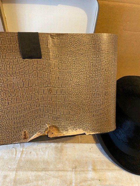 Copricapi, berretti & cappellini: ANTIKER ZYLINDERHUT  GRÖSSE 57 – Usato da Chur venduto da silbermon 8
